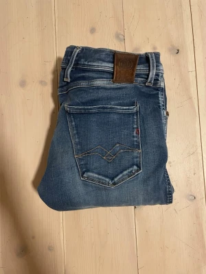 Replay jeans  - Replay jeans! Modell anbass! Jeansen är i andvänt skick! Ny pris 2000kr! Hör av er vid minsta lilla fundering, priset sitter inte fastspikat vid snabb affär, W30 L34
