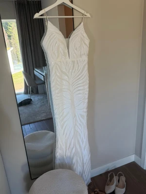 Balklänning  - Så fin balklänning med paljetter och öppen rygg, perfekt nu till baltider. Nypris: 2500