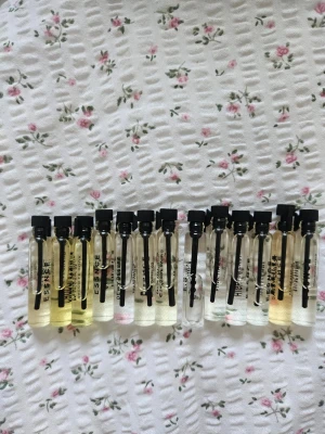 Essnce miniparfymer x13 - 13 st oanvända miniparfymer från Essnce!🌸 Kostar 45 kr/st på hemsidan, säljes för 20 kr st eller 240 kr för alla.   Dofter: Cotton clouds, sassy classy, tres femme, high on chai, freshotic, pink haze, boosy peach, chocolat