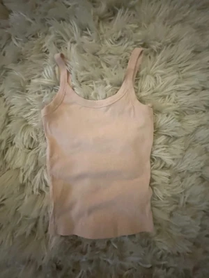 Linne  - Ett ljus rosa linne från Gina tricot i storlek S 