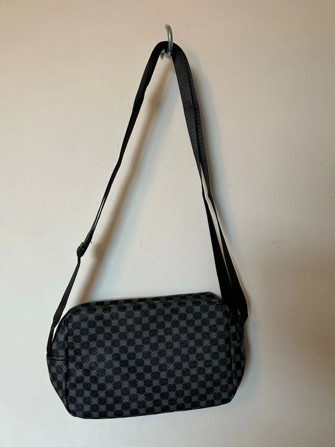 Svart axelväska med rutigt mönster - 1