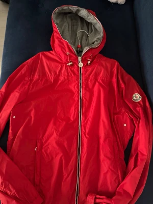 Röd moncler vindjacka - Säljer denna jackan då den har blivit för liten och vill bli av me den. Storlek S men passar även M