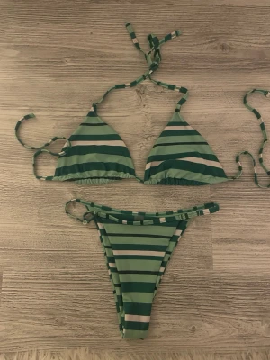 Bikini  - En randig bikini från SHEIN storlek S. Aldrig andvänd 