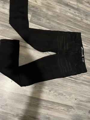 Svarta skinny jeans från LAB Industries - Säljer ett par svarta skinny jeans från LAB Industries. Jeansen har klassisk femficksdesign, smal passform och normal midja. Materialet är stretchigt för extra komfort och de har en stilren look som passar till det mesta.