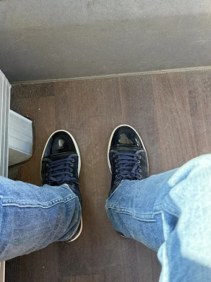 Lanvins uk9 - Hej, säljer dessa grovt feta Lanvins navy glans i size uk9 ~ 43/44. Skicket är 8/10, nypris= 5200kr på NK, mitt pris= 2269kr - PERFEKTA VÅR SKORNA 👀