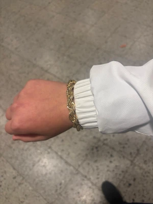 Cordell armband 18k guld med diamant kistlås - Armbandet är 10m tjock och 19,5-20 cm lång kislåsen är vvs moissanite diamant 