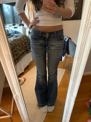 Blå bootcut jeans med slitningar - Lågmidjade utsvängda jeans, omsydda av tidigare ägare! Midjemått: 38 Innerbenslängd: 79 💞