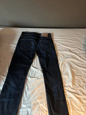 Diesel jeans - HELT nya äkta (såklart) diesel jeans, dessvärre utan kvitto. Inga skador, inga fläckar. W31 L32. Säljer för 549 kr fast priset är diskuterbart.