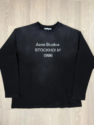 Acne Studios Stockholm 1996 Vintage Distressed Longsleeve  - Snygg och efterlängtad tröja. Billig iykyk. Storlek S och i 10/10 skick. Fraktas alltid inom 24h. Skriv vid minsta fundering👍💯