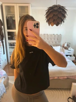 Svart boxy tee från DFYNE - Säljer en svart t-shirt ”boxy tee” från DFYNE med enkel design och liten logga på bröstet. Inga defekter på trycket :) 