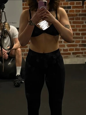 Gymshark SportBH - Säljer min så snygga Gymshark sport-bh TWIST FRONT BRALETTE som jag aldrig använder längre! Superfin, klassisk modell som jag verkligen älskat! Jag använde den en del, men den har inga skavanker alls🖤 Nypris 449kr, storlek S