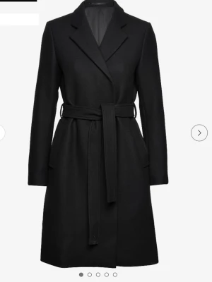 Svart kappa Filippa K - Svart kappa från Filippa K, mycket bra skick. Ord. pris 4900kr