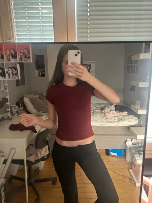 Vinröd tight t-shirt - lite genomskinlig tight röd t-shirt🤍 älskar denhär men använder inte så mycket längre, man kan verkligen ha den alla årstiden men den är så så så fin på hösten!🤍