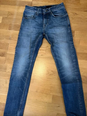 Tiger of sweden jeans - Ett par tiger of Sweden Jeans med riktigt snygga slitningar. Och perfekt för den som gillar archive och lite mer laidback stil. Jeansen är använda i ungefär 6 månader och säljer dem eftersom jag vuxit ur dem.                                                                      Hör av er vid minsta lilla fråga!