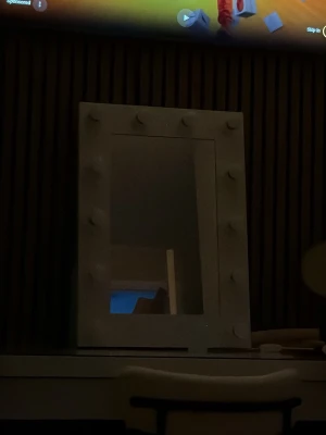 Vit sminkspegel med lampor - Stilren sminkspegel i vitt med rektangulär form och inbyggda lampor runt ramen. Perfekt för att få till rätt belysning när du sminkar dig. Passar snyggt på sminkbordet och ger en lyxig känsla till rummet.