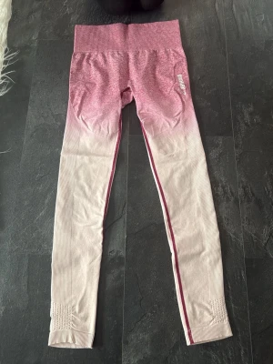 Gymahark träningsbyxor  - Säljer ett par gymshark träningsbyxor andvända 1 gång helt nya i skicket, är storlek 34 och väldigt stretchiga! Finns inga tecken på andvändning
