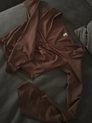 Brun croppad topp från Nelly  - Snygg brun croppad topp från NLY TREND storlek xs 