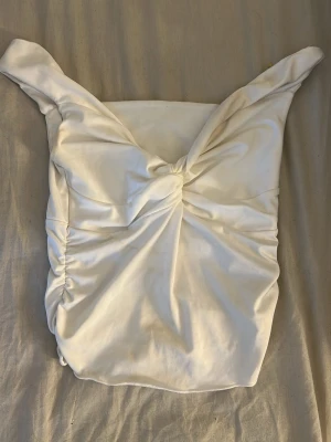 Vit topp - Säljer en vit topp i bra skick