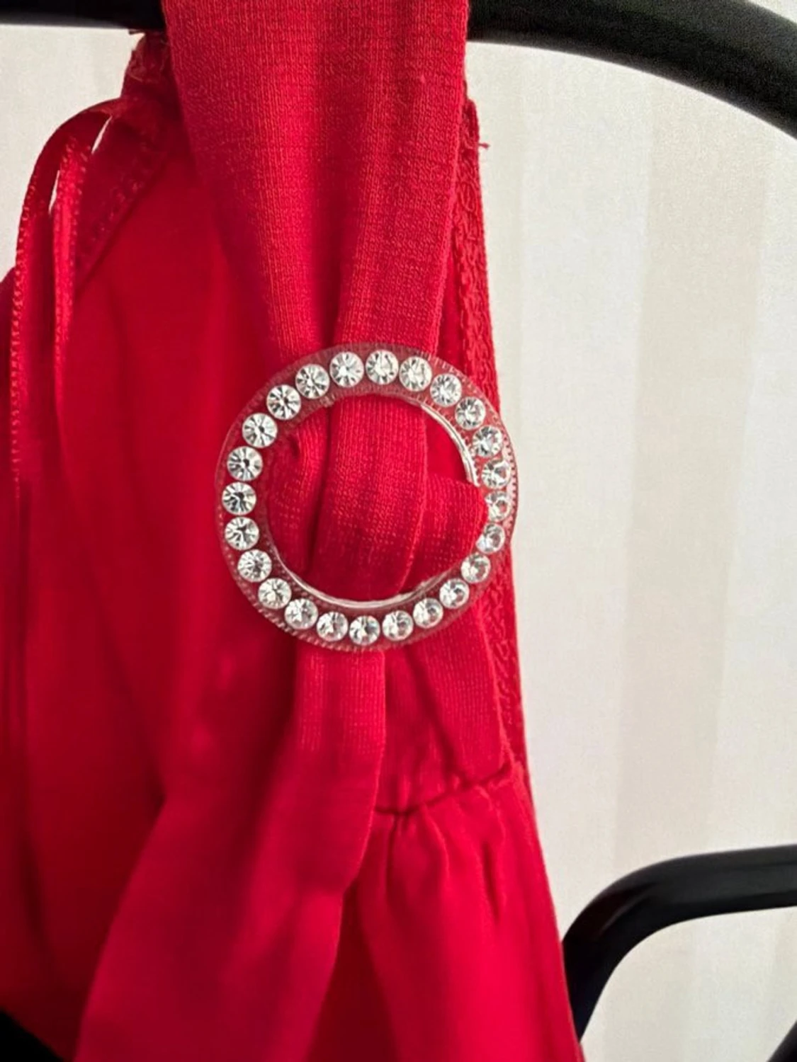 Röd linnetopp med dekorativ brosch - 2