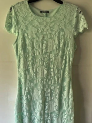 Ny. Ljusgrön spetsklänning med blommönster - Söt ljusgrön kortklänning från Gina Tricot med blommigt spetsmönster. Klänningen har rund halsringning, korta ärmar och figurnära passform. Perfekt för sommarens alla tillfällen!