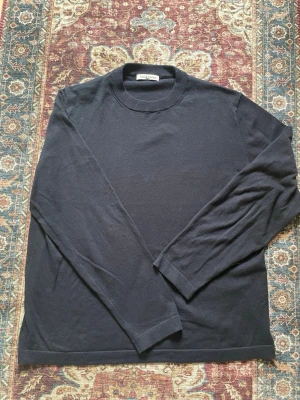 Paul & Friends Crewneck - Marinblå crewneck från Paul & Friends. 95% bomull, 5% kaschmir, vilket gör att den är väldigt bekväm och luftig - perfekt för sommaren. Har knappt använts. Jag är 189cm och tröjan är storlek M och har en oversize passform.