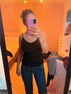 Blå jenas från Bikbok  - Modellen har rak passform, normal midja. Jeansen är ifrån Bikbok och i storlek 24-32!  Är använda men fortfarande en bra skick. Pris kan diskuteras och om man vill har frågor eller funderingar så är det bara att höra av sig / Mvh Amanda❣️