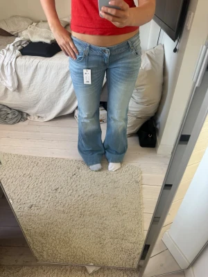 Blaze jeans med prislapp kvar - Säljer dessa super snygga jeans från lager 157 i storlek xl med prislapp kvar! De sitter absolut inte som en xl mer som typ M men är väldigt stretchigaSäljer då som är lite för stora i midjan! Innerbenslängden är ungefär 82 och midjemått 42!🥰 De är super låg midjade och super snygga!