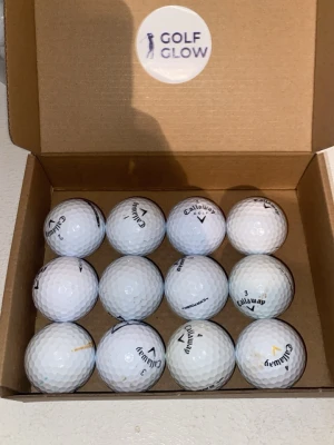 Callaway mix 12-pack  - Säljer ett set med 12 vita golfbollar från Callaway, levereras i en enkel kartong med Golf Glow-logga. Bollarna har klassisk dimple-design och tydliga Callaway-tryck. Perfekt för dig som vill fylla på golfutrustningen.