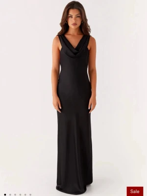 Balklänning - Säljer en svart lång klänning i satin!💓Den är från peppermayo i strl 34 och lapparna är kvar, den är helt ny och bara provad🤍Det går ej att returnera till peppermayo så därför jag säljer❣️Sista bilden är min egen!