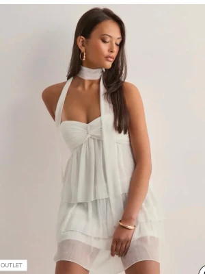 Vit klänning  - Somrig klänning från Nelly som aldrig är använd. Nyskick med lappen på, tryck gärna på köp nu! Nypris 499💗