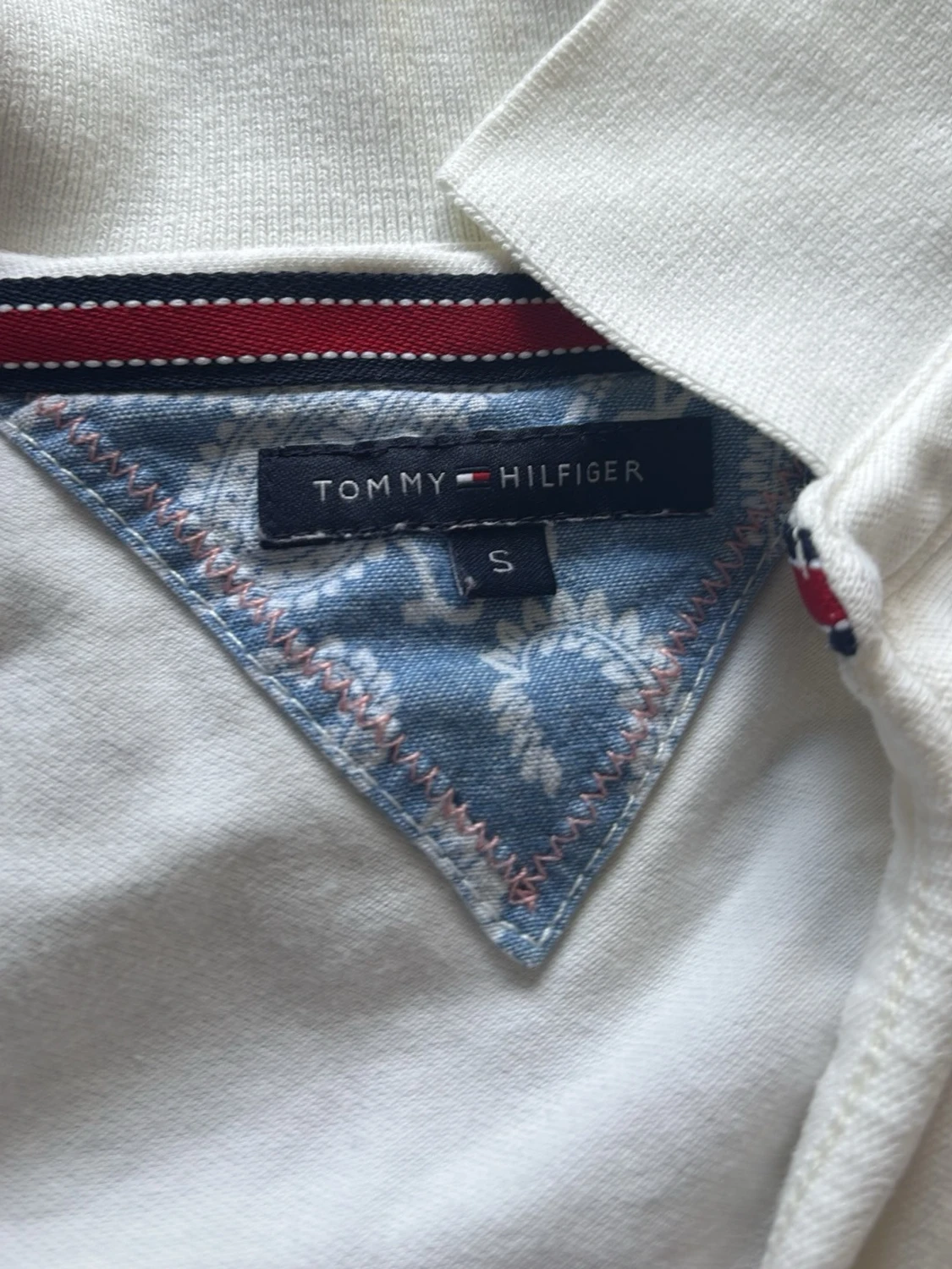 Vit polotopp från Tommy Hilfiger - 1