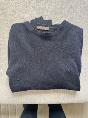 Oscar Jacobson stickad tröja  - Använd ett par gånger och torktumlades en gång så den har krympt lite. 