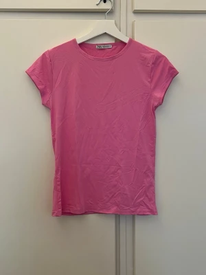 T-shirt  - Säljer denna snygga rosa T-shirt i storlek L ifrån Zara. Super snygg💗💗💗