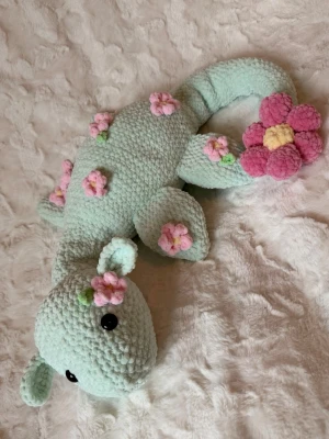 Virkad sjömonster  - Supersöt handvirkad sjömonstrer💙 Ca 60cm lång