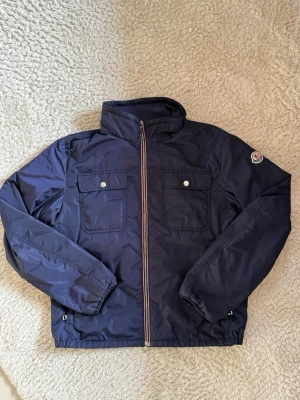 Moncler windbreaker - Riktigt sjysst moncler windbreaker i storlek 2(M), men den passar mer som S. Skulle säga att den passar bra om man är mellan 170-180cm. Den är köpt av Fashionstore och är självklart äkta. Den är i nyskick och kommer med en luva som man kann ta av och på. Hör gärna av er vid frågor eller funderingar.