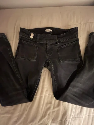 Svart bootcut jeans low-waist - Jätte trendiga STOCKHOLMSTILS svarta jeans från Gina tricot 14+. Kommer i jättebra skick. Fina design på fickorna. Väldigt ny fortfarande men passade tyvärr inte så säljs! Väldigt low-waist. Ursprungliga pris är 499kr 