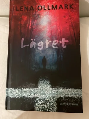 Lägret av Lena Ollmark - En spännande och mörk roman av Lena Ollmark med hård pärm. 