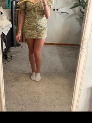 Somrig klänning  - Säljer denna fina klänning med puffärmar💕 Aldrig använd och med prislappen kvar, perfekt till midsommar eller skolavslutning 💕 klänningen är 38 men passar mig som vanligtvis har 36 i klänningar