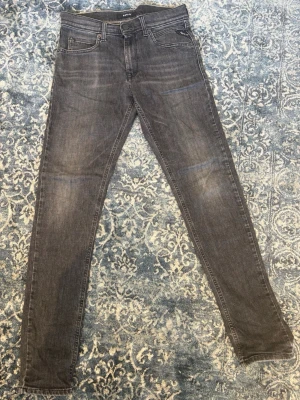 Replay jeans - Tjena säljer dessa riktigt snygga Replay jeansen. Jeansen är i mycket bra skick och har inga defekter. Det är bara skriva om ni har några fundering 😁👍👍