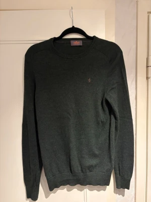 Merinoullströja Morris - En fin tröja från Morris i merinoull. Endast använd ety fåtal gånger men insåg att jag nog borde tagit en storlek större… Originaltags och extra tråd som man får med skickas även med. Är storlek M men sitter ganska litet i storleken.