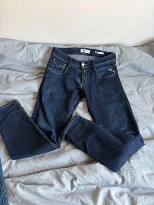 Mörkblå slim fit jeans från Anbass - Säljer ett par mörkblå slim fit jeans från Anbass. Klassisk femficksmodell med snygga kontrastsömmar och dragkedja. Jeansen har en modern passform som sitter tajt men ändå bekvämt. Perfekta till en avslappnad stil. Strl w28 L30, passar folk från 165-175. Köpta från Carlings för 1299