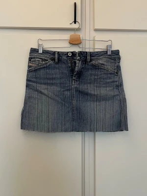 Jeanskjol - Skit snygg jeans kjol ifrån Diesel i storlek 28. Passar mig som vanligtvis är en S/M. Köpt vintage men helt oanvänd av mig. 💝