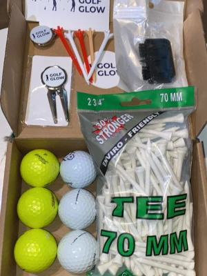Golfkit med bollar, peggar och verktyg - Golfkit med flera vita och gula golfbollar, en stor påse vita peggar 70 mm, blandade färgade peggar, markeringsknappar och ett metallverktyg för green. Perfekt för golfare som vill ha allt samlat. Miljövänliga peggar och tillbehör ingår. MVH Golfglow!😁👍dm vi minsta lilla fråga