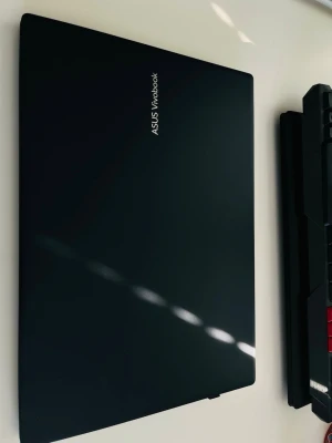 ASUS Vivobook bärbar dator quiet blue - Asus Vivobook laptop med 16-tums skärm i svart utförande. Enheten har fullstort tangentbord och pekplatta. Skärmen är inställd på upplösningen 1920 x 1080 pixlar (Full HD) med upp till 60 Hz uppdateringsfrekvens. Lämplig för vardagsanvändning som webbsurf, kontorsarbete, mediakonsumtion, även gaming som Fortnite, Minecraft, Roblox, rocket league.  Köptes 2026, 24 januari. Garanti till 2027 januari  Har original låda och laddare  Ny pris: 10490kr Operativsystem Windows 11 Home   Processor Snapd