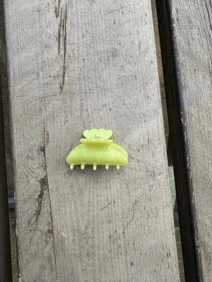 Liten hårklämma - Cool grön hårklämma med silikon på insidan som skapar en antislip funktion. Håller sig på plats hela dagen🤩Orginellt från Sui Ava 