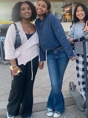 Blå bootcut jeans med låg midja - Snygga blå bootcut jeans med låg midja och klassisk femficksdesign. Jeansen har en lätt utsvängd passform nertill och är perfekta för en avslappnad och trendig look. Passar till sneakers och t-shirt för en cool vardagsstil.💕