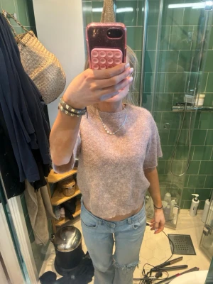 Stickad kortärmad tröja - Säljer en beige/rosa stickad tröja med korta ärmar. Super fin, speciellt nu till våren 💗