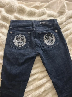 Mörkblå jeans från rock & republic - Sjukt snygga mörkblå jeans. Inte bootcut utan dom är raka. Storlek w24. PostNord prioriteras.