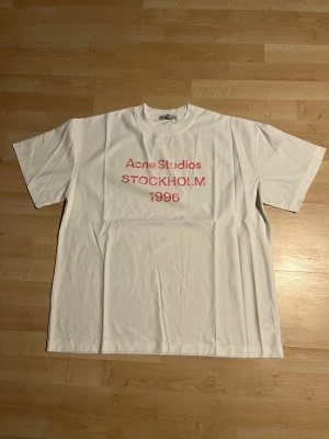 Vit Acne Studios T shirt med fett tryck - Helt ny, priset kan diskuteras 