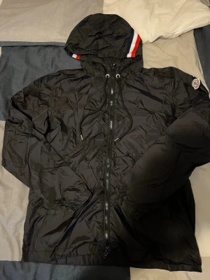 Moncler windbreaker  - Moncler windbreaker svart.                     Kom privat för funderingar pris kan diskuteras!!